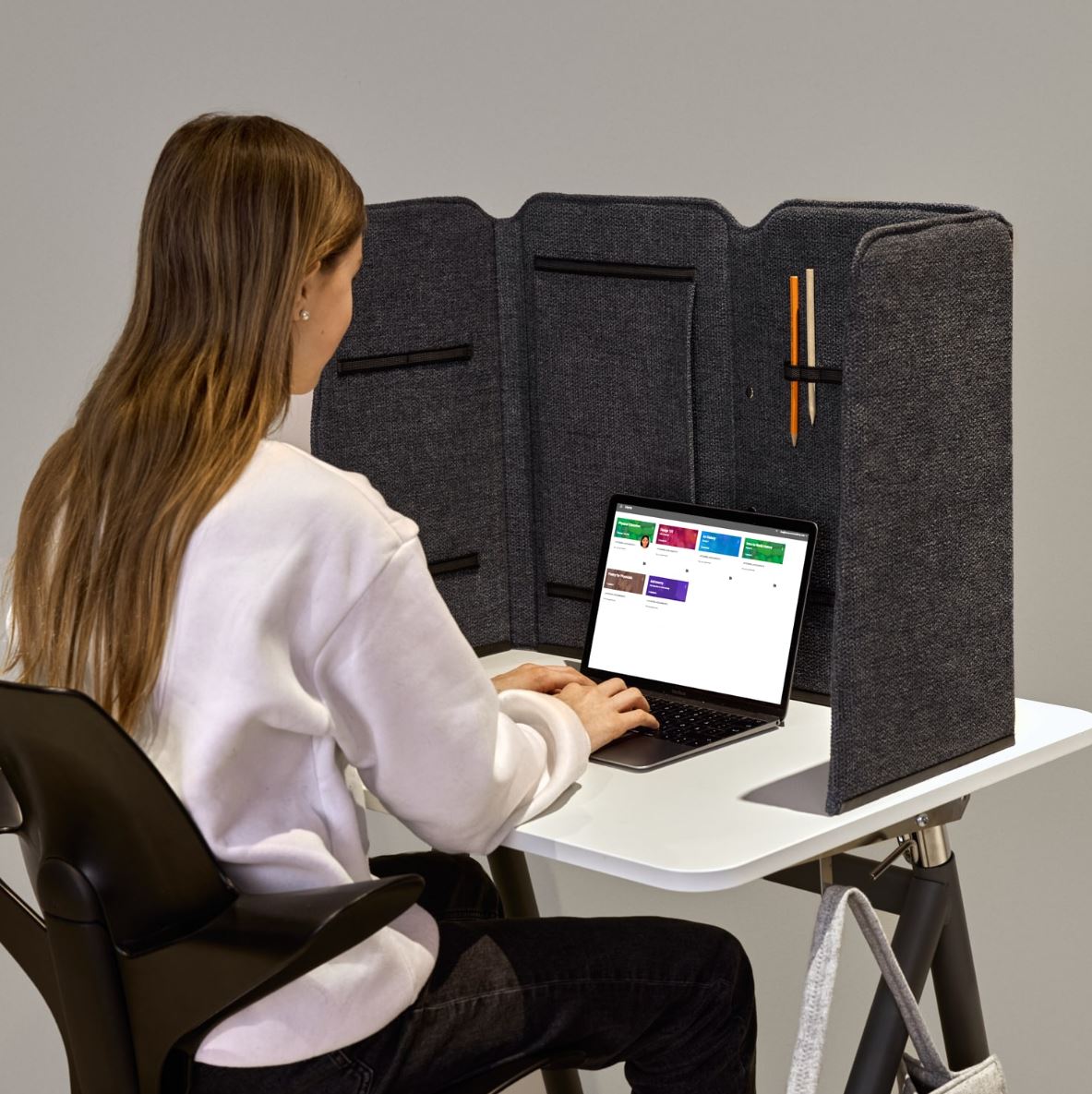 Easy School 2.0 - portable and foldable desk screen