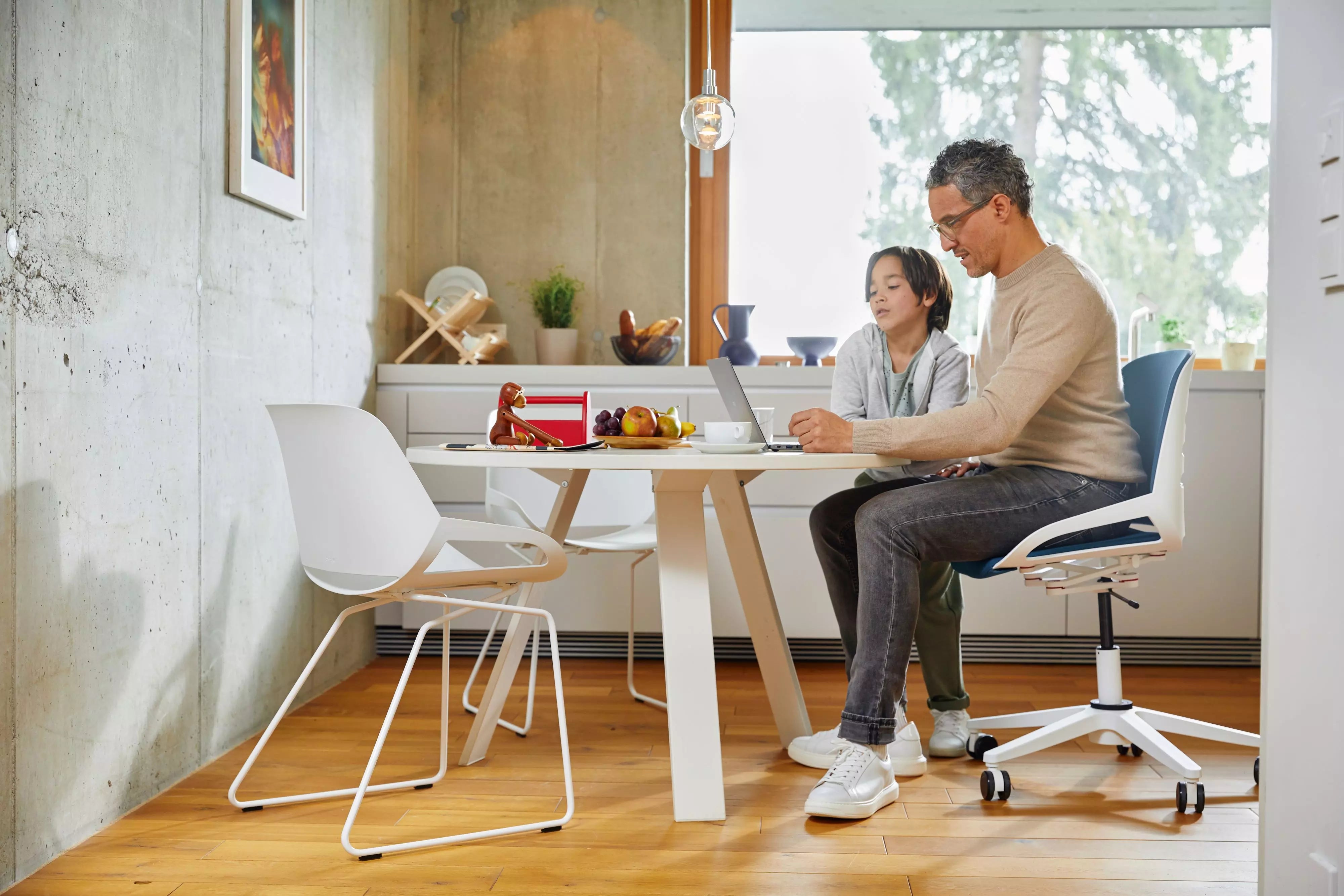 Numo Task active chair, white/blue